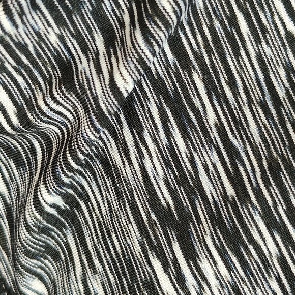 Guess Women's Black/White 7/8 length leggings Size M with ruffled cuff - Picture 6 of 6